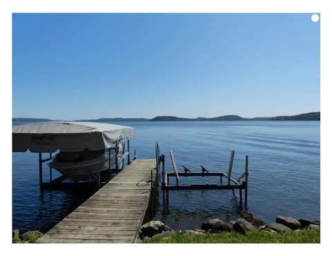 Waters Edge Cottage House in Merrimac
