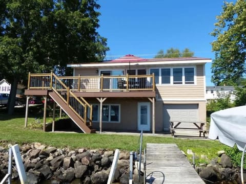 Waters Edge Cottage House in Merrimac