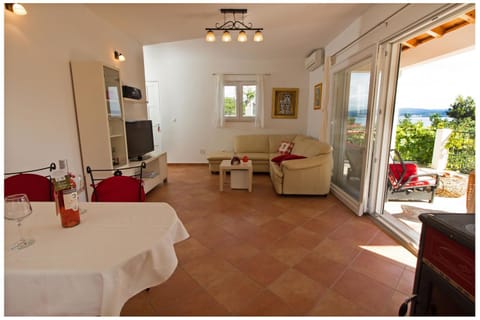 Balcony/Terrace, Living room, Lounge or bar, Seating area, Dining area, Sea view