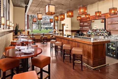 Restaurant/places to eat, Lounge or bar