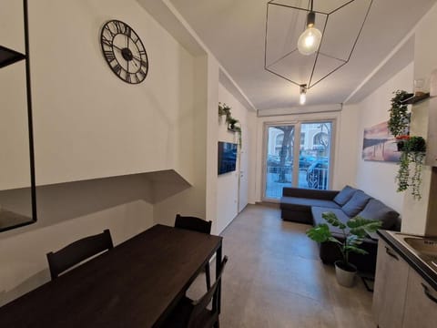 Communal lounge/ TV room, TV and multimedia, Kitchen or kitchenette, Living room, Seating area, Dining area