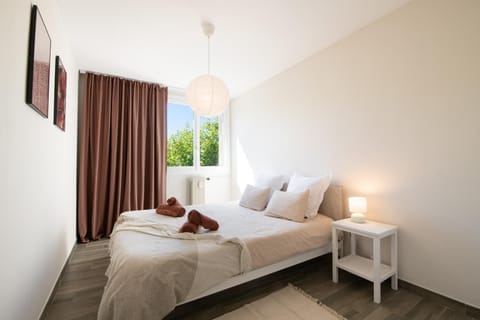 Chez Ambre et Flo - Queen Size Clim Centre Parking Apartment in Saint-Raphael