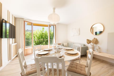 Chez Ambre et Flo - Queen Size Clim Centre Parking Apartment in Saint-Raphael