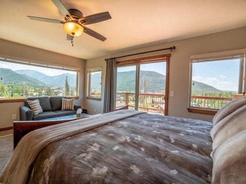 Amazing View! Sauna 1 Block to Downtown 5BR Sleeps16 with 2 King Suites Game Rm House in Grand Lake