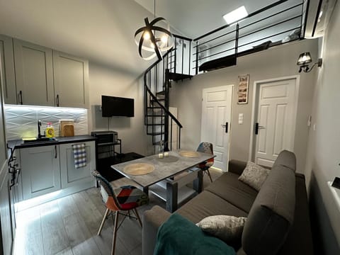 TV and multimedia, Kitchen or kitchenette, Living room, Seating area, Dining area
