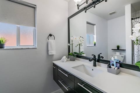 (HGR) Poolside Paradise: Vacation retreat. (Heated Pool) House in Town N Country