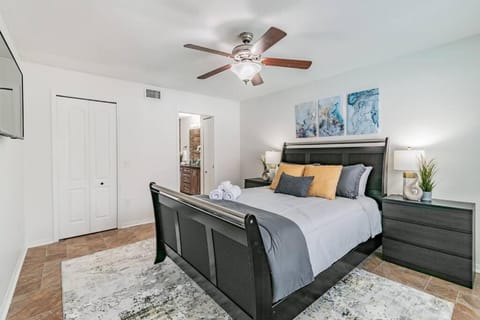 (HGR) Poolside Paradise: Vacation retreat. (Heated Pool) House in Town N Country