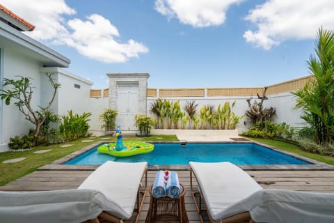 Property building, Swimming pool, Swimming pool, sunbed
