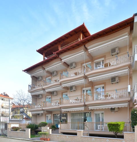 Property building, Day, Balcony/Terrace