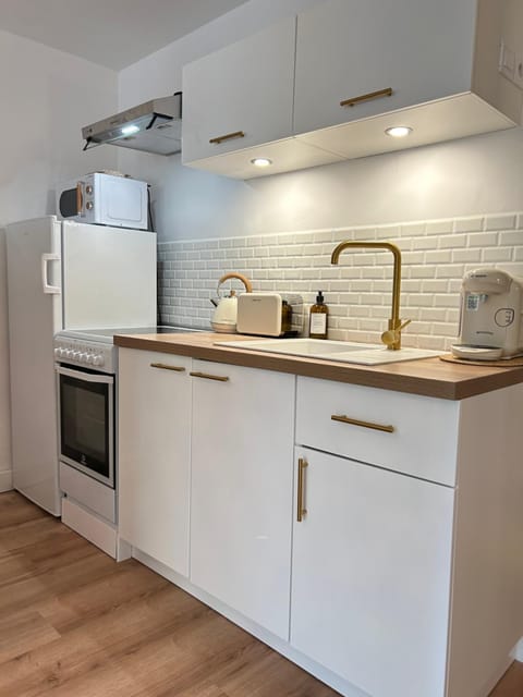 Kitchen or kitchenette, minibar, pet friendly, stove