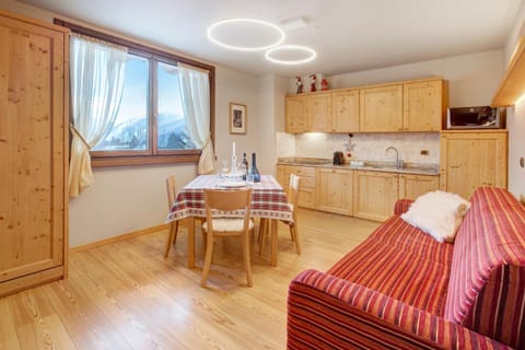 Kitchen or kitchenette, Living room, Seating area, Dining area, minibar, pet friendly, stove