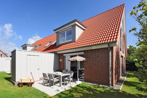 Property building, Patio, Spring, Day, Garden, Garden view