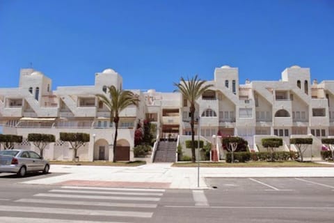 Property building, Day, Neighbourhood, Street view, Location, Parking