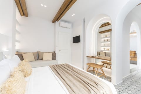 Bed, TV and multimedia, Seating area, Bedroom, air conditioner