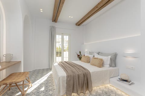 Bed, Photo of the whole room, Seating area, Bedroom