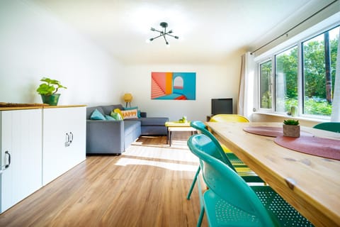 Bed, TV and multimedia, Living room, Photo of the whole room, Seating area, Dining area, Bedroom, fireplace