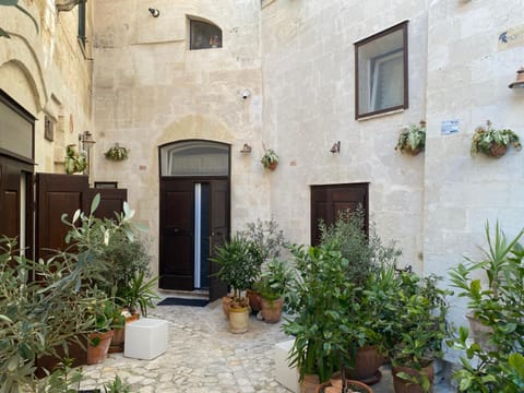 Property building, Facade/entrance, Garden, Garden view