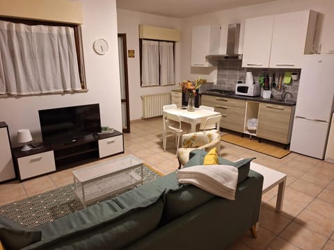 Kitchen or kitchenette, Seating area, Dining area, minibar, oven, pet friendly, stove