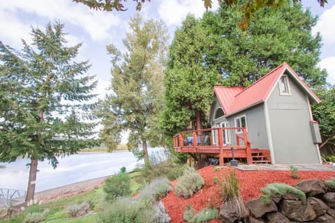 Property building, Spring, Day, Natural landscape, Garden, Garden, Garden view, River view