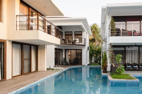 Property building, Balcony/Terrace, Pool view, Swimming pool