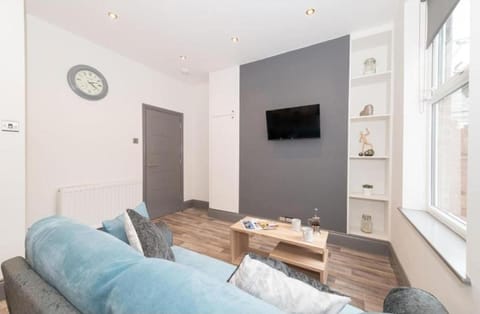 Modern home near the hopsital House in Exeter