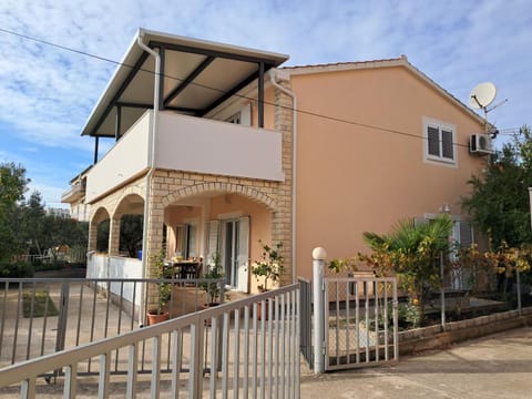 Property building, Day, Balcony/Terrace