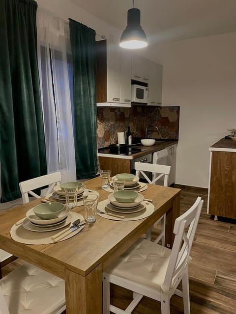 Kitchen or kitchenette, Living room, Seating area, Dining area