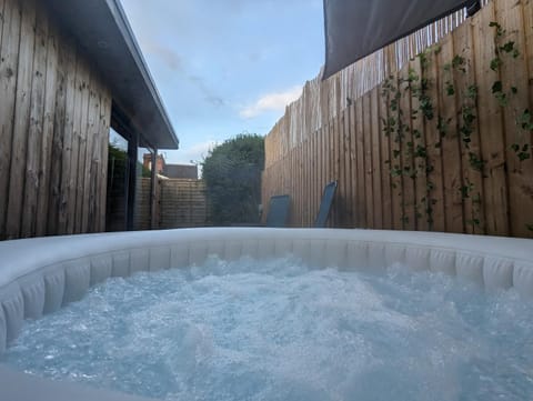 Luxury Cabin with Hot-Tub & Cold Plunge! Cabin in Cheltenham