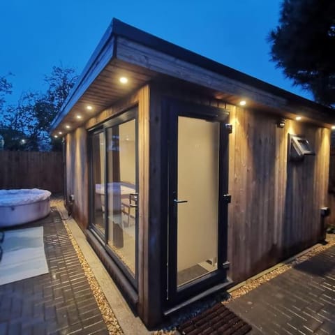 Luxury Cabin with Hot-Tub & Cold Plunge! Cabin in Cheltenham
