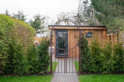 Luxury Cabin with Hot-Tub & Cold Plunge! Cabin in Cheltenham