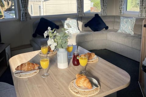 2 Bedrooms Sleeps 6 Fast WiFi Pet Friendly Chalet in England