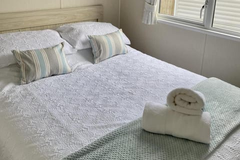 2 Bedrooms Sleeps 6 Fast WiFi Pet Friendly Chalet in England