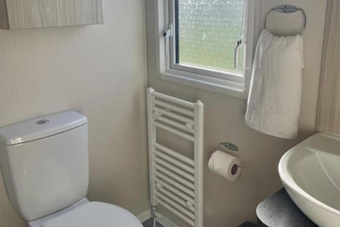 2 Bedrooms Sleeps 6 Fast WiFi Pet Friendly Chalet in England