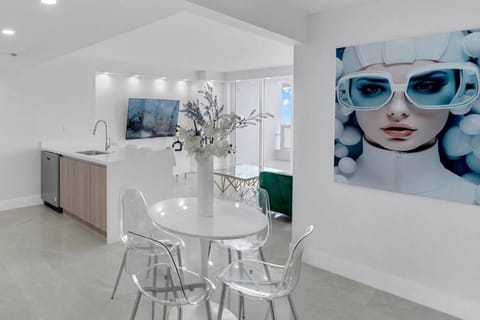 TV and multimedia, Balcony/Terrace, Kitchen or kitchenette, Living room, Dining area, City view, Sea view