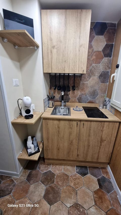 Coffee/tea facilities, Kitchen or kitchenette, stove