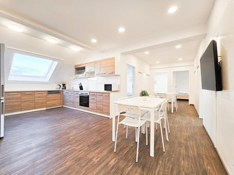 TV and multimedia, Coffee/tea facilities, Dining area, dishwasher, microwave, oven, stove, kitchen