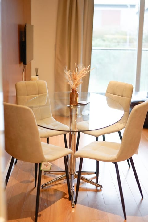 Spacious 2BR 2BA Ground Floor Apartment in RG2 - Ideal for Contractors & Business Stays, FREE Parking & Sleeps Up To 7! Apartment in Reading