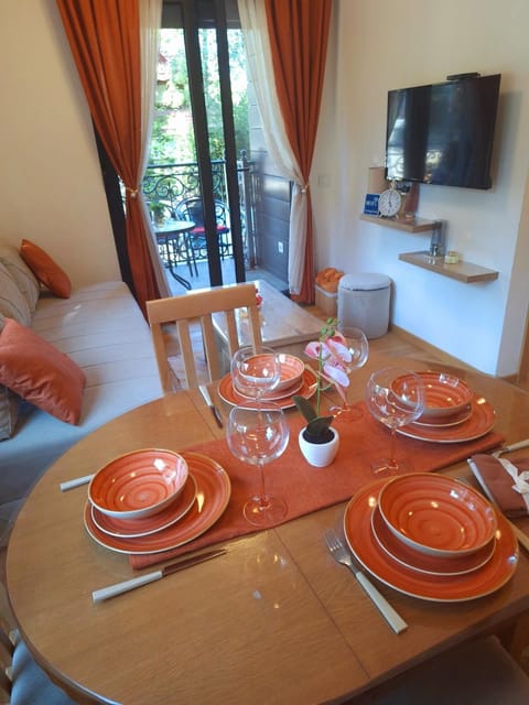 TV and multimedia, Living room, Food and drinks, Seating area, Dining area, Food