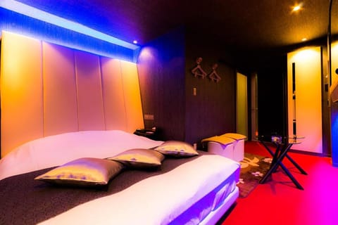 Shower, Toilet, Bed, Property logo or sign, Bathroom, Food, Meals, Drinks, Alcoholic drinks, Non alcoholic drinks, Bath, bidet, hair dryier, heating, internet, microwave, room service, soundproof, towels, air conditioner