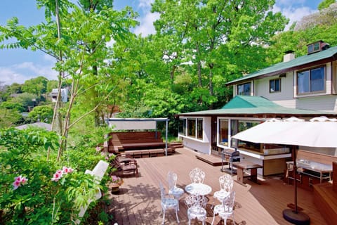 Property building, Spring, Day, Natural landscape, Garden, Solarium, Garden view, Inner courtyard view, sunbed