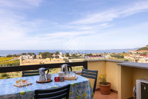 Natural landscape, Balcony/Terrace, Dining area, Sea view