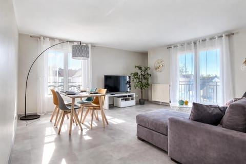 Communal lounge/ TV room, TV and multimedia, Living room, Seating area, Dining area