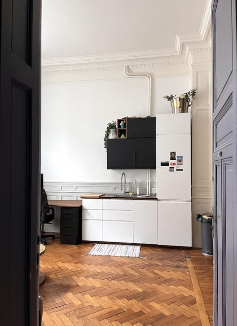 Kitchen or kitchenette, dishwasher, minibar