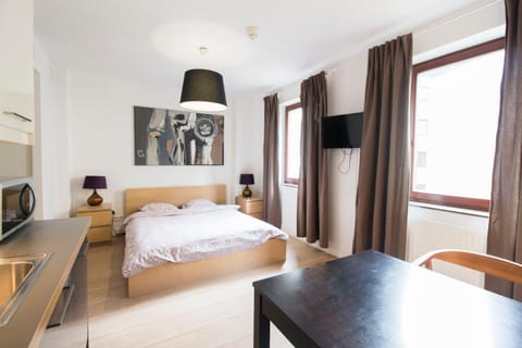 Bed, TV and multimedia, Photo of the whole room, hair dresser