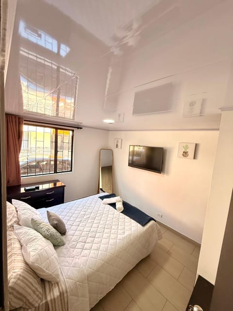 Bed, TV and multimedia, Bedroom
