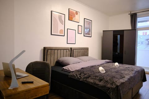 Bed, Photo of the whole room, Seating area, Bedroom