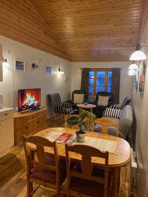 TV and multimedia, Living room, Seating area, Dining area