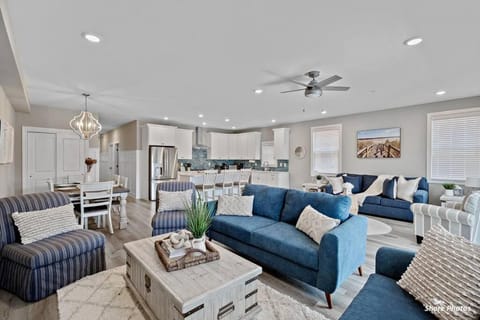 TV and multimedia, Living room, Seating area, Dining area, fireplace
