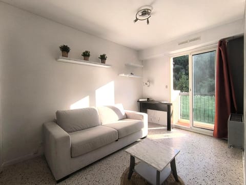 Bed, Living room