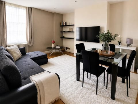 Communal lounge/ TV room, TV and multimedia, Living room, Dining area